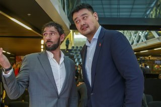 Yao Ming, à droite, pense que sport et politique ne vont pas bien ensemble KEYSTONE/SALVATORE DI NOLFI
